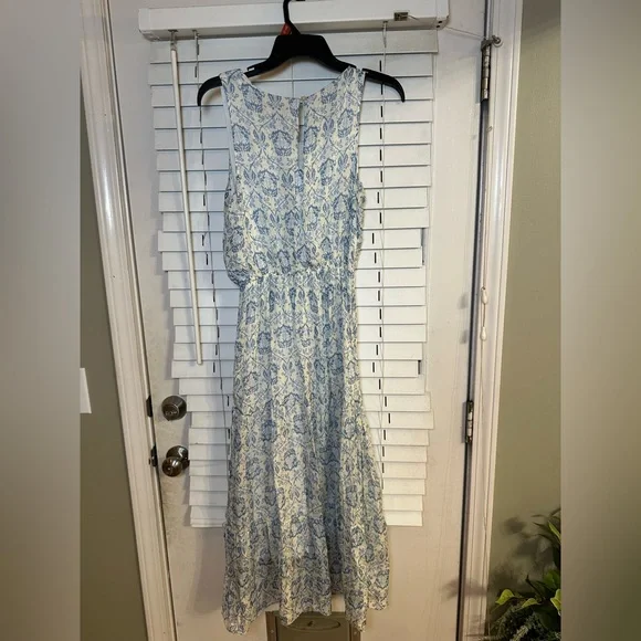 Blue and white floral dress with a flowy silhouette, featuring a back zipper - Picture 2 of 3